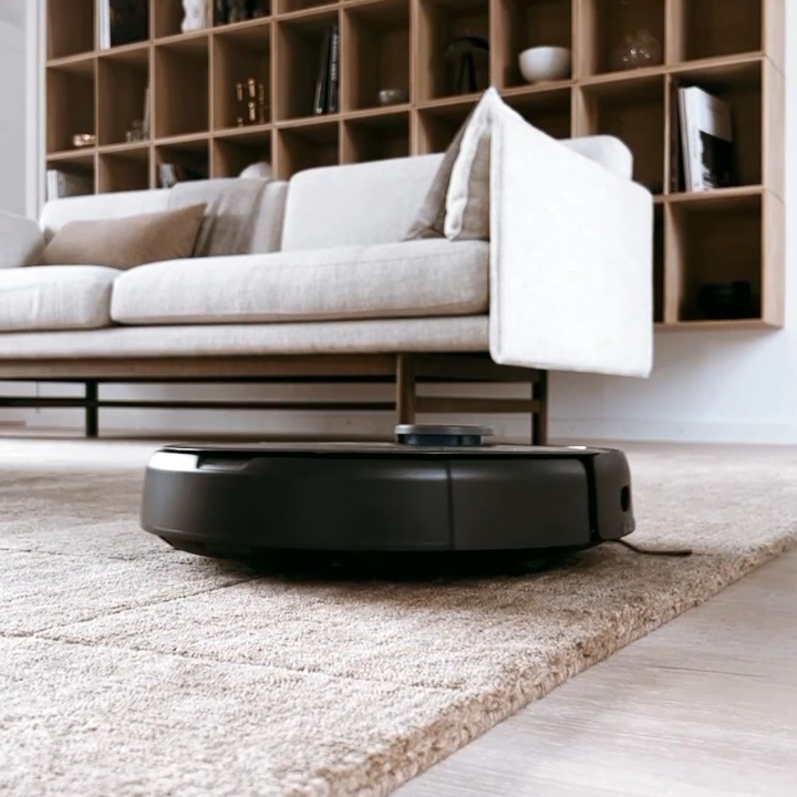 Robot-vacuum-cleaners_Innobot_RVCD-4000SL_Environment_Sofa