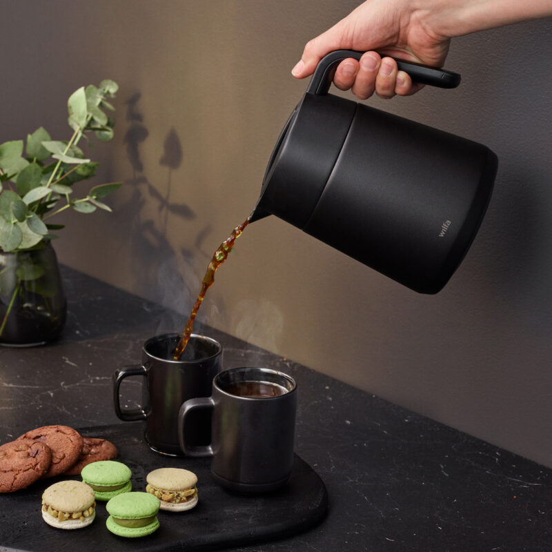 Coffee-Brewer_Performance-Thermo_CM9B-T125_Environment_Pouring-coffee_Sqr.LR